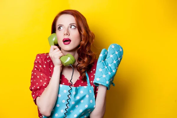 Redhead hemmafru talar via telefon — Stockfoto