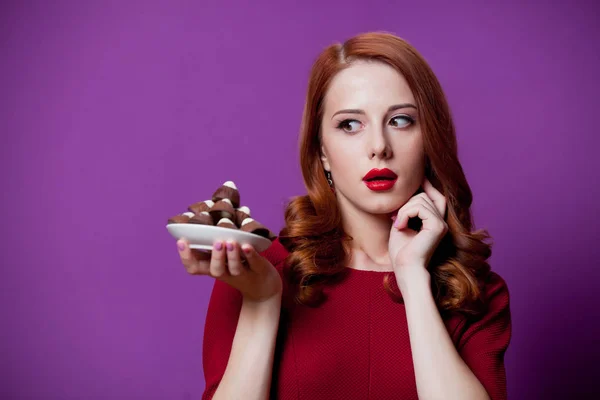 Vrouw met plaat vol met snoepjes — Stockfoto