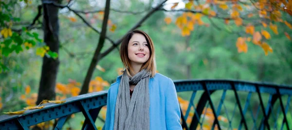 Donna rossa in cappotto blu — Foto Stock