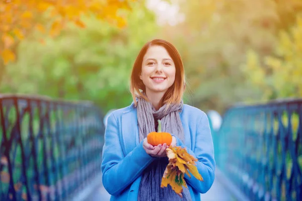 Roodharige vrouw met blauwe vacht — Stockfoto