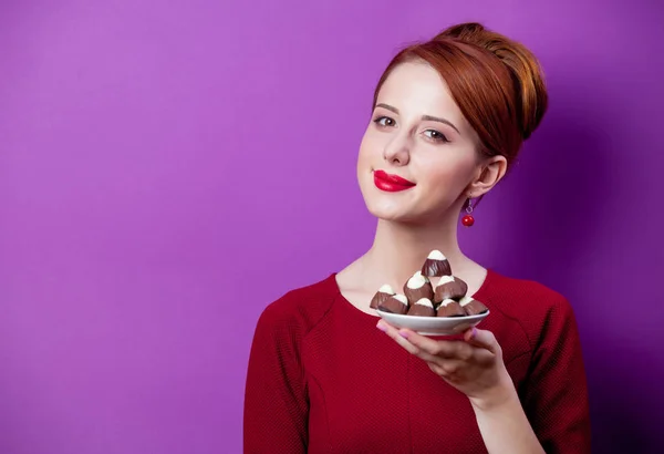 Vrouw met plaat vol met snoepjes — Stockfoto