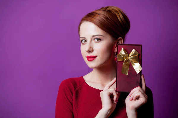 Redhead woman with gift box — Stock Photo, Image