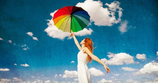 Rödhårig flicka innehav paraply — Stockfoto