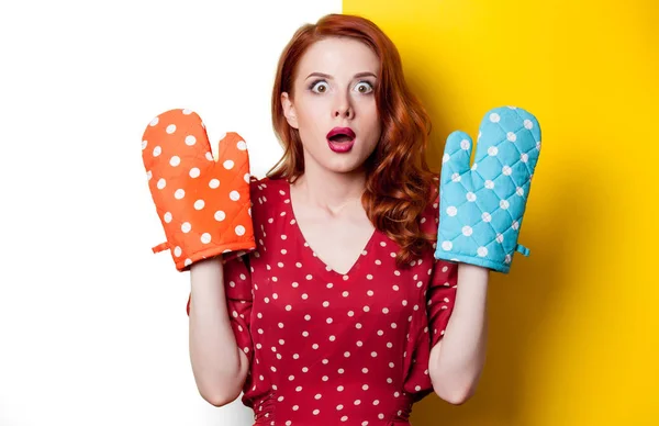 Roux femme au foyer avec des gants — Photo