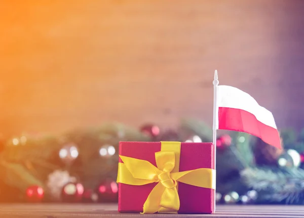 Caja de regalo con bandera de Polonia —  Fotos de Stock
