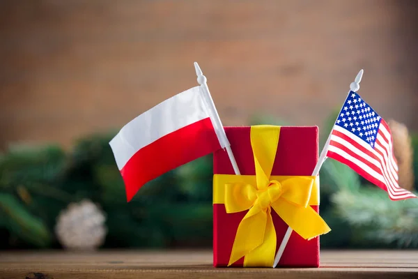 미국과 폴란드 플래그와 함께 상자 — 스톡 사진