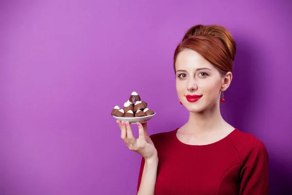 Mujer con plato lleno de caramelos — Foto de Stock