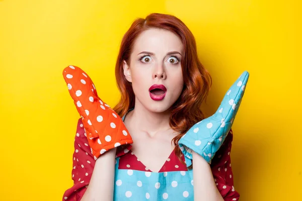 Roodharige huisvrouw met handschoenen — Stockfoto