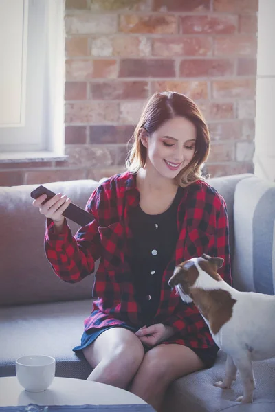 Frau mit Hund hält Fernbedienung — Stockfoto