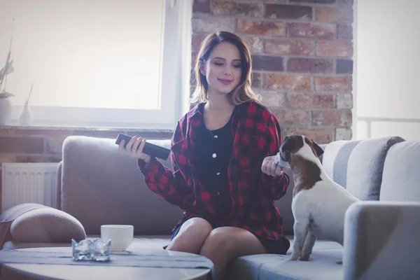 Vrouw met hond houden afstandsbediening — Stockfoto