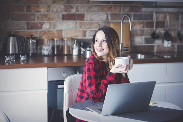 Mooie zakenvrouw hebben koffiepauze — Stockfoto