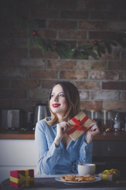 mutfak mevcut hediyeler ile at kadın