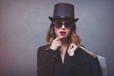 Alışveriş torbaları ile şapkalı kız