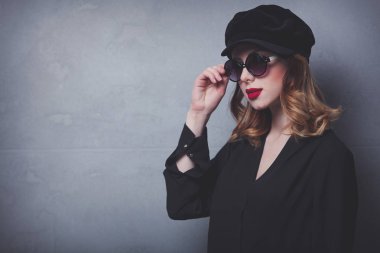 Siyah şapkalı Kızıl saçlı kız 