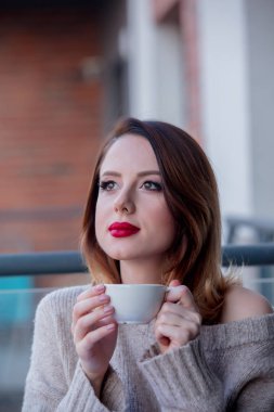 Kızıl saçlı kadın Kupası ile