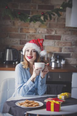 mutfak mevcut hediyeler ile at kadın