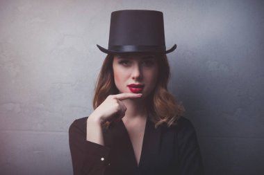 Kızıl saçlı kız silindir şapka 