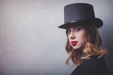 Kızıl saçlı kız silindir şapka 