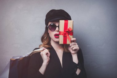 alışveriş torbaları ve hediye kutusu ile kız