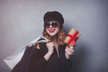 alışveriş torbaları ve hediye kutusu ile kız