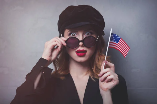 Жінка в сонцезахисних окулярах з прапором — стокове фото