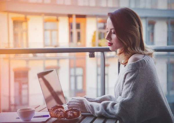 Zakenvrouw Werken op Laptop — Stockfoto