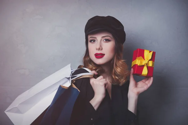Femme avec sacs à provisions et boîte cadeau — Photo