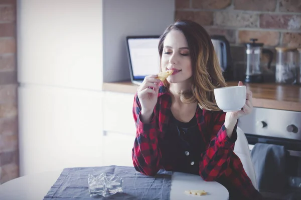 Mujer joven con taza —  Fotos de Stock