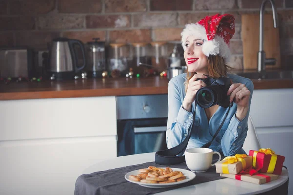 Hermoso joven fotógrafo en la cocina — Foto de Stock