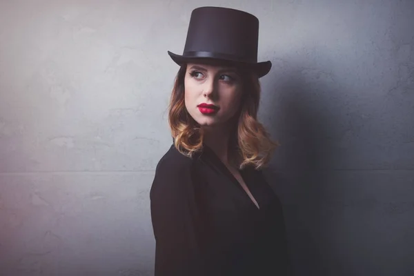 Redhead dziewczyna w top hat — Zdjęcie stockowe