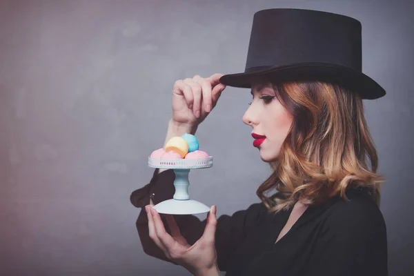 Menina de chapéu com marshmallow — Fotografia de Stock