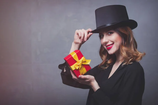 Menina ruiva com caixa de presente — Fotografia de Stock