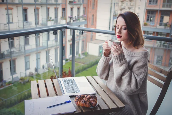 Zakenvrouw Werken op Laptop — Stockfoto