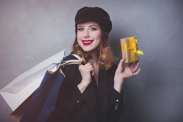 Mulher com sacos de compras e caixa de presente — Fotografia de Stock