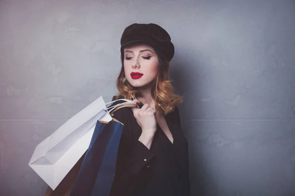 Alışveriş torbaları ile şapkalı kadın — Stok fotoğraf