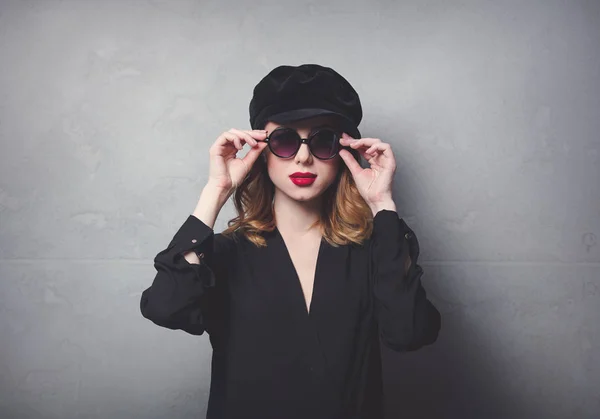 Rödhårig flicka i svart hatt — Stockfoto