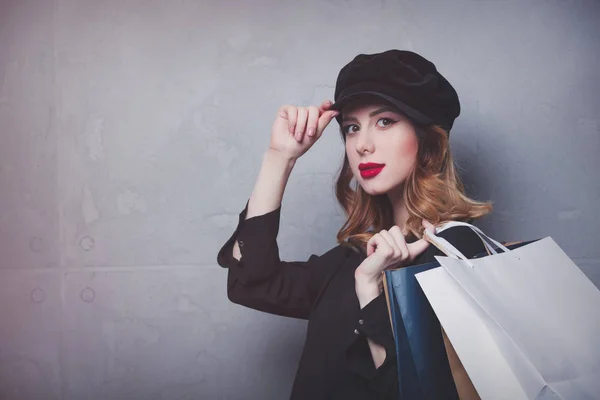 Femme en chapeau avec sacs à provisions — Photo