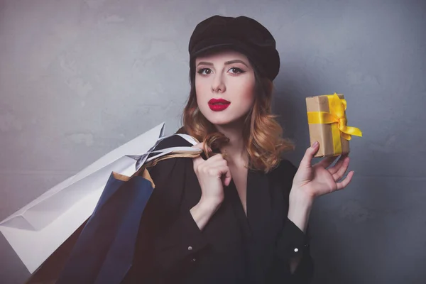 Mulher com sacos de compras e caixa de presente — Fotografia de Stock