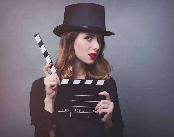 Chica en sombrero con película clapperboard —  Fotos de Stock