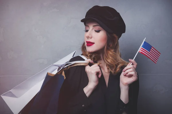 Menina com sacos de compras e bandeira — Fotografia de Stock