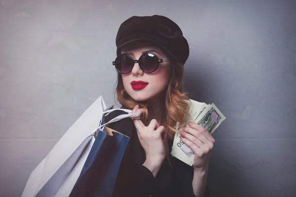 Meisje met boodschappentassen en geld — Stockfoto
