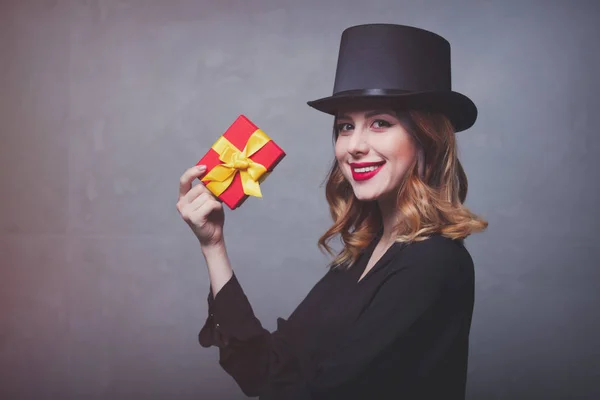 Kızıl saçlı kız hediye kutusu ile — Stok fotoğraf