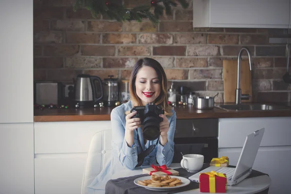 Beautiful young photographer — Stock Photo, Image