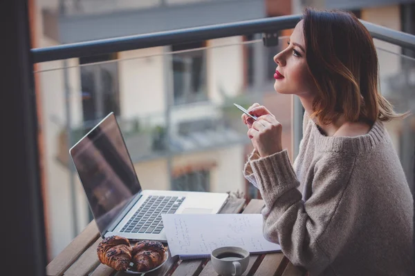 Donna d'affari che lavora sul computer portatile — Foto Stock