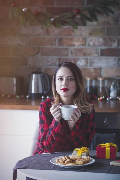 Mulher na cozinha com presentes presentes — Fotografia de Stock