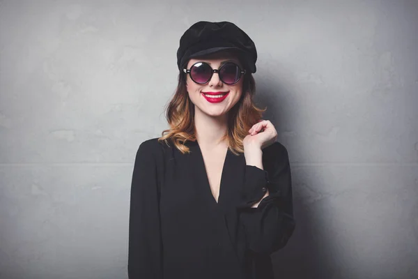 Руда дівчина в чорному капелюсі — стокове фото