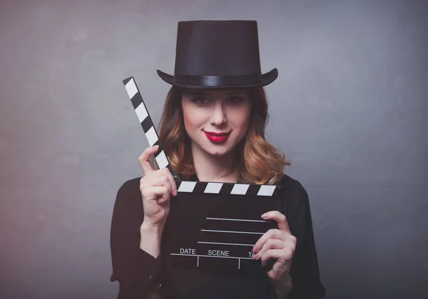Chica en sombrero con película clapperboard —  Fotos de Stock
