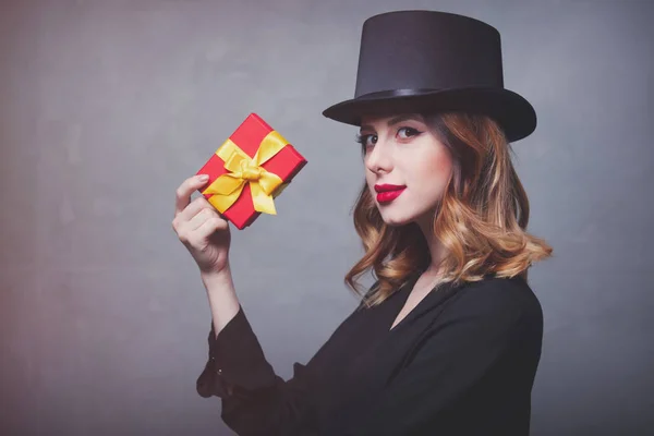 Pelirroja con caja de regalo —  Fotos de Stock