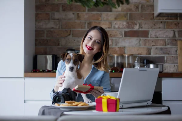 Schöne Fotografin mit Hund — Stockfoto