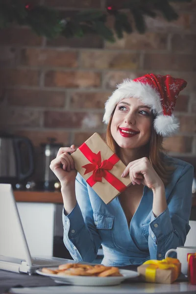 Vrouw in kerstman hoed — Stockfoto
